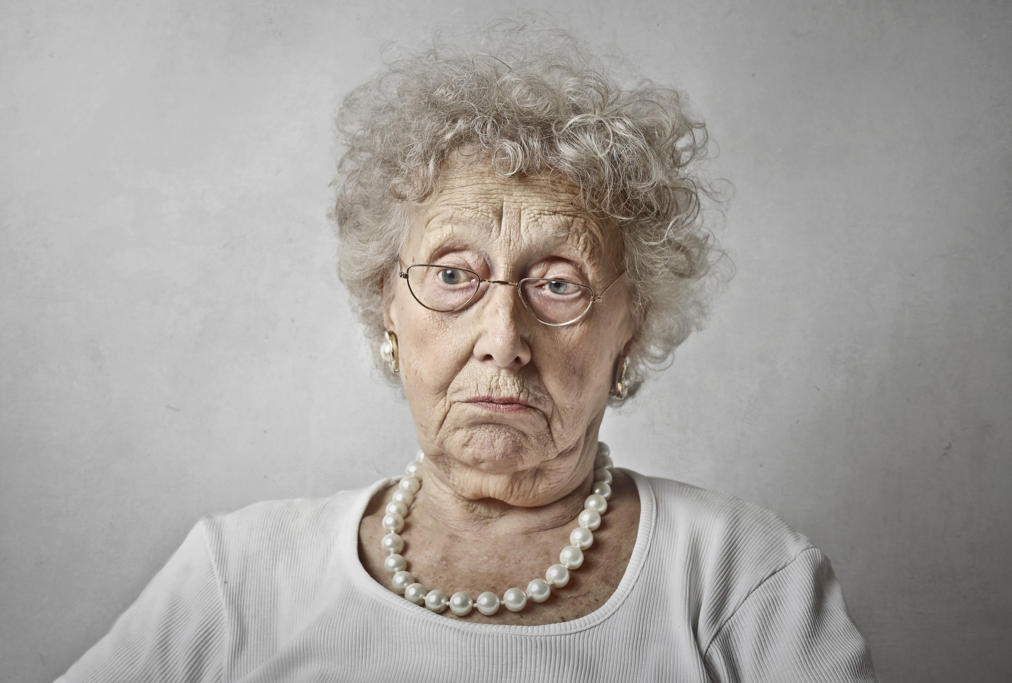 Бабушка ненавидит своего внука. Злая бабушка. Пенсионерка. Девушка женщина бабушка. Пожилые женщины с открытым ртом.