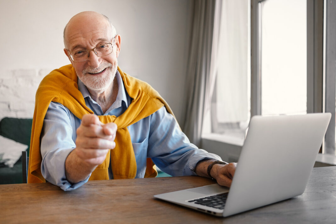 компьютер ноутбук пожилой пенсионер мужчина