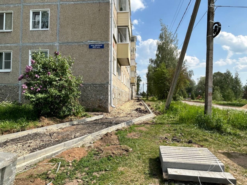 Тротуар в деревне. Тротуар в поселке. улица в деревне. деревня савино йошкар-ола.