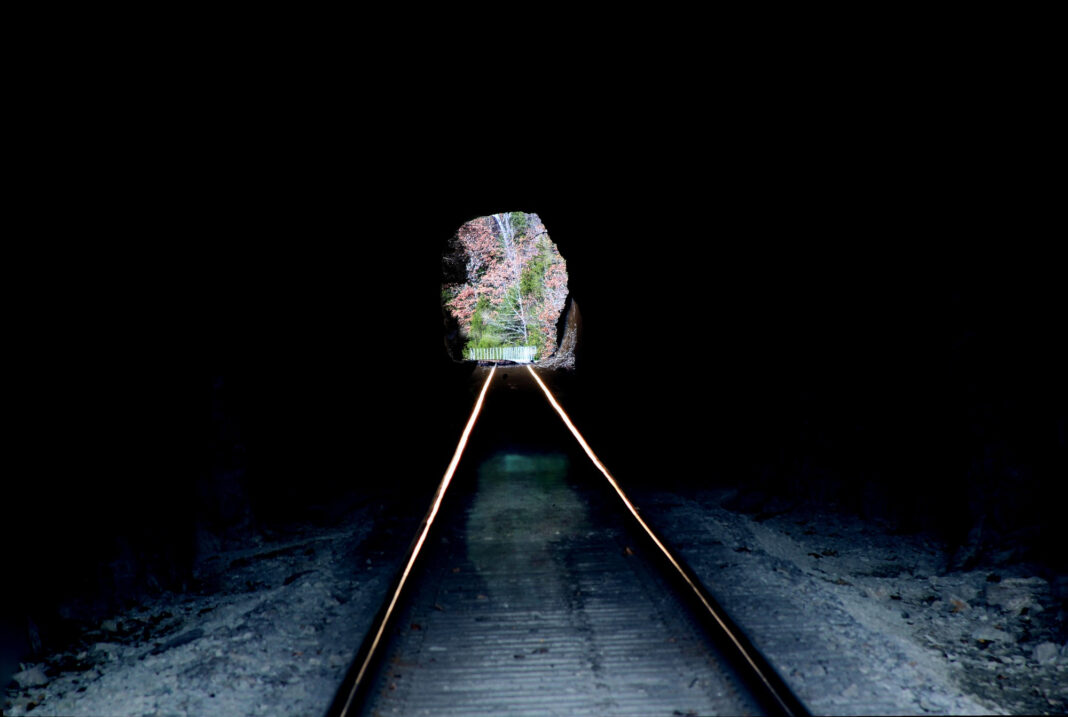тоннель поезд