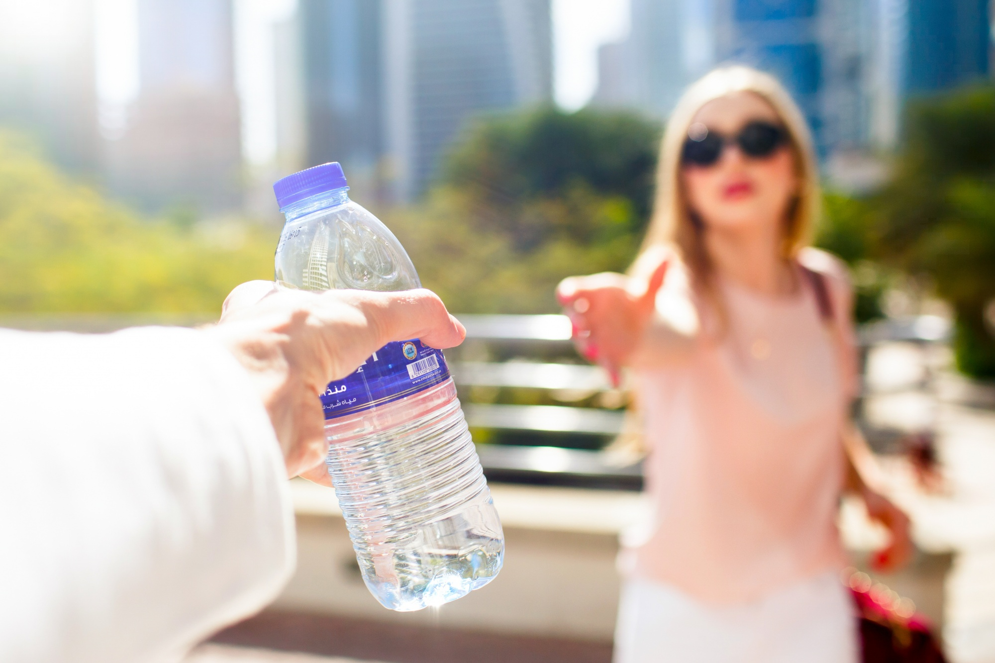 Бутылка воды в руке. Бутылка для воды. Человек с бутылкой воды. Пластиковая бутылка для воды.