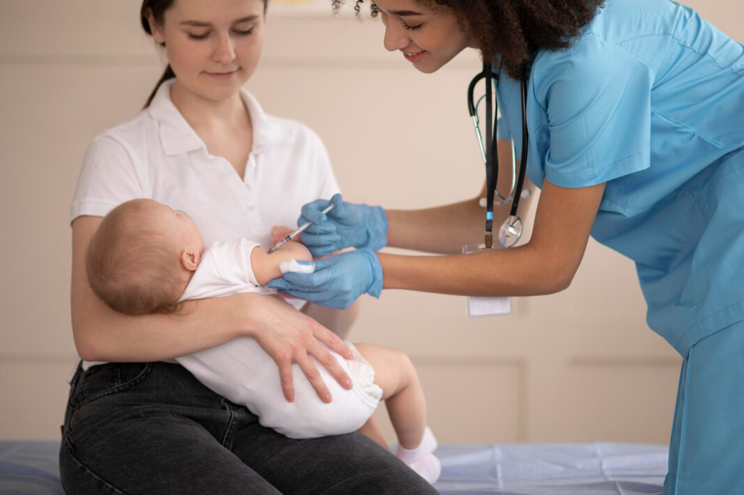 младенец ребенок прививка вакцина