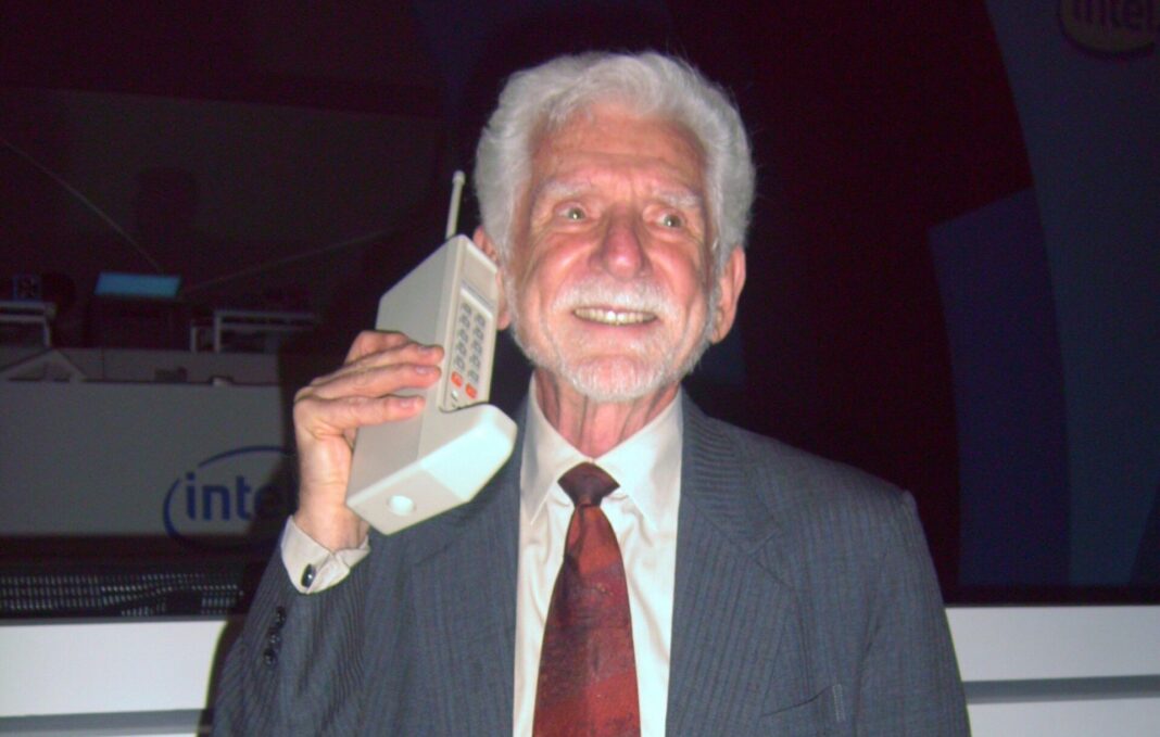 старый телефон сотовый мужчина дед пожилой motorola