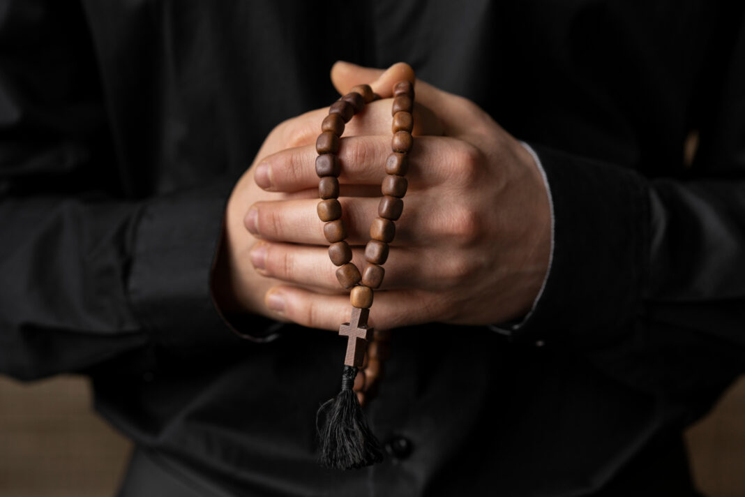 священник крест четки молитва