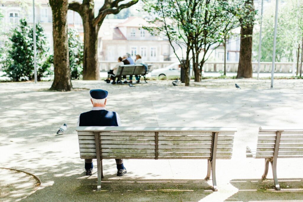 дедушка старик пожилой мужчина парк благоустройство скамейка